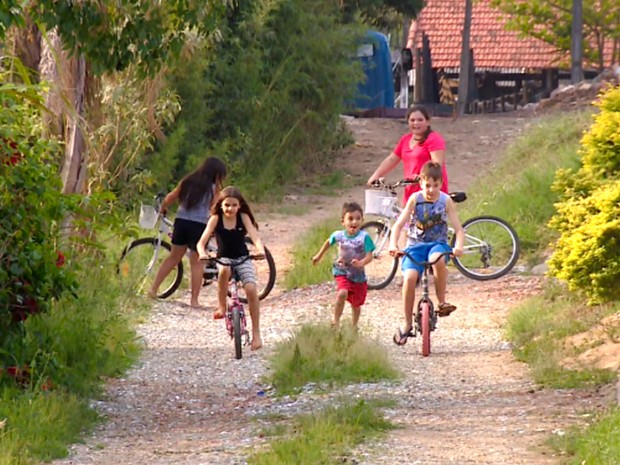 Crianças brincam ao ar livre, andam de bicicleta (Foto: Reprodução / TV Globo)