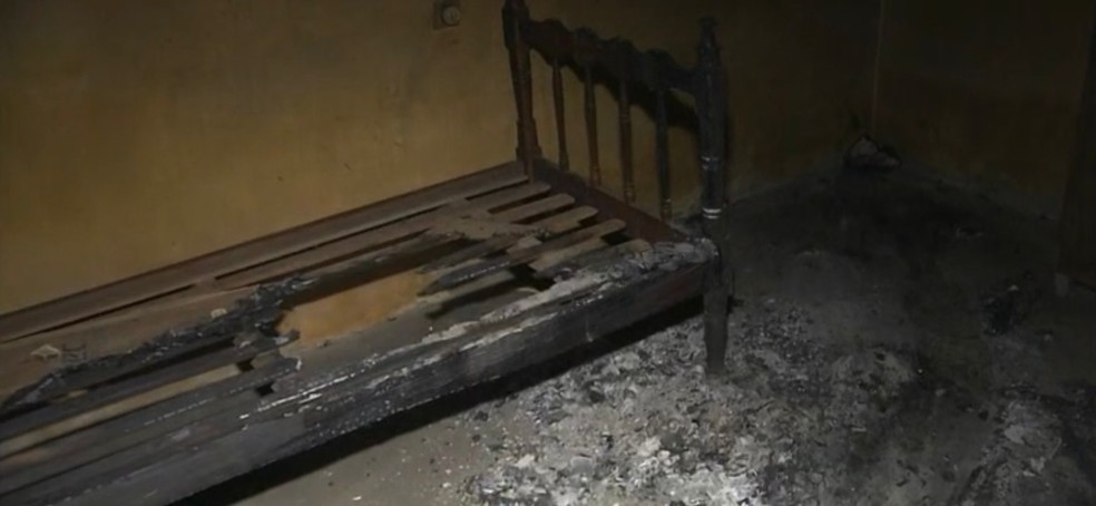 Incêndio na casa do idoso teria começado por um cigarro — Foto: Reprodução/TV Paraíba