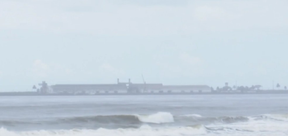 Avanço do nível do mar em Ilhéus é um fenômeno sazonal causado pela construção do Porto do Malhado — Foto: Reprodução/TV Bahia