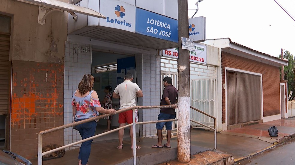 Clientes na fila de lotérica que registrou aposta vencedora da Mega da Virada em São José da Bela Vista, SP — Foto: Aurélio Sal/EPTV