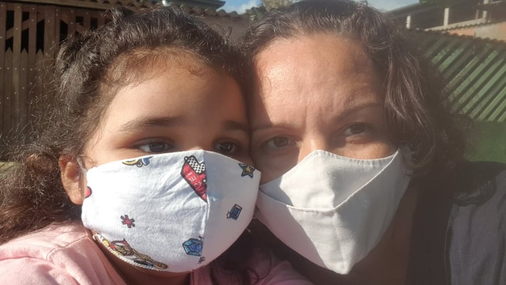 Adriana dos Santos deixou de receber o Auxílio Emergencial e agora vive com o dinheiro da pensão da filha de 5 anos — Foto: Arquivo pessoal