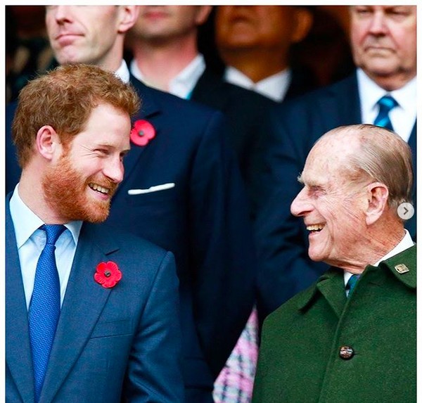 O Príncipe Harry com o avô em uma foto compartilhada na conta dele e da esposa no Instagram e que teve a presença do príncipe William removida (Foto: Instagram)