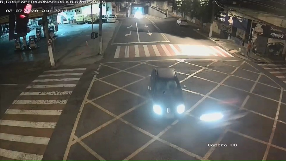 Câmera flagrou moto avançando o sinal vermelho em cruzamento de Ourinhos — Foto: Reprodução