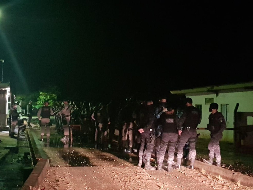Policiais civis e militares cumprem mandados contra suspeitos de integrar organização criminosa em Alagoas e Pernambuco — Foto: SSP-AL
