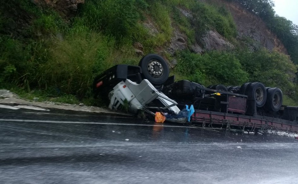 Carreta carregada com gesso tomba na BR-232, em Pernambuco (Foto: Reprodução/WhatsApp)