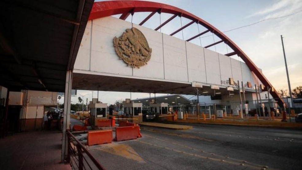 O posto de passagem de fronteira internacional entre Texas e Matamoros — Foto: REUTERS/via BBC