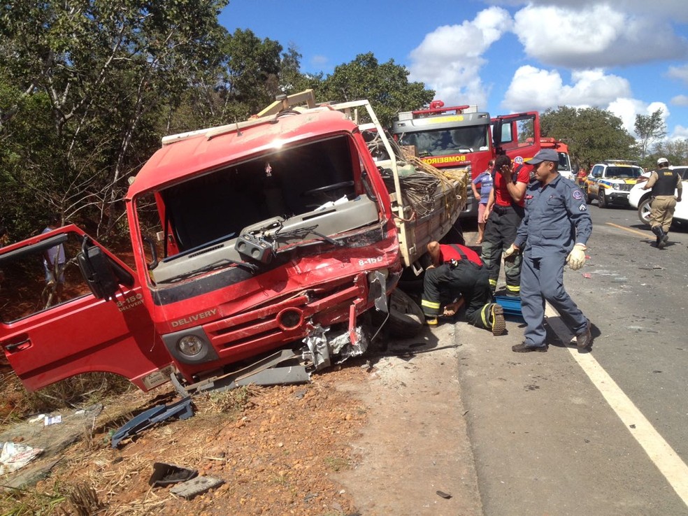Motorista do caminhÃ£o ficou preso Ã s ferragens e foi retirado pelos bombeiros (Foto: Valdivan Veloso/G1)