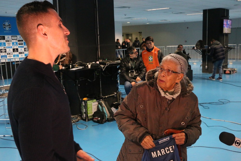 Torcedora de 90 anos realiza sonho, ganha camisa e abraço de Grohe em 1ª vez na Arena