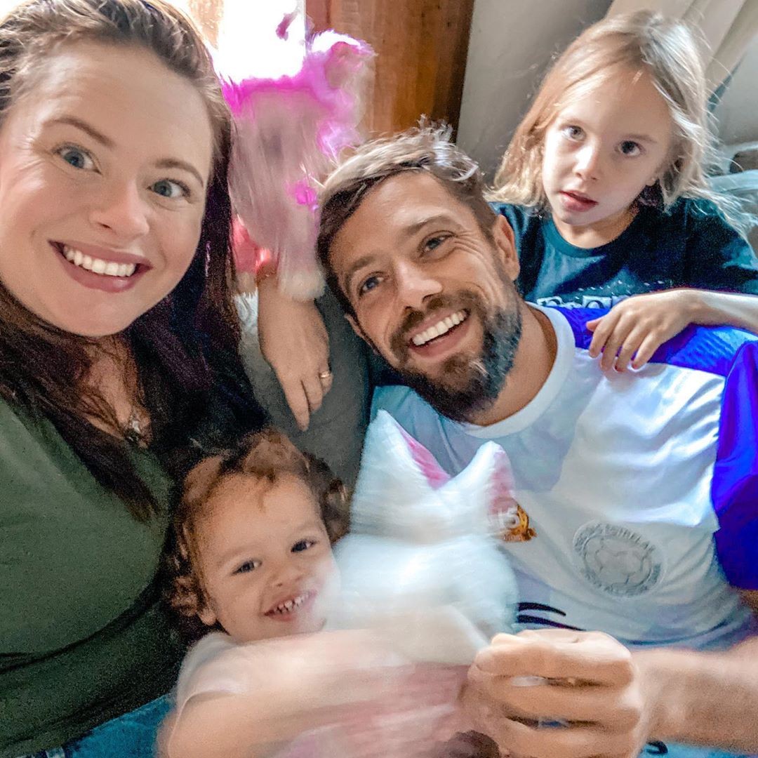 Mari Bridi e Rafael Cardoso com a família (Foto: Instagram/ Reprodução)