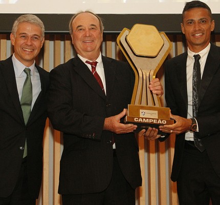 Peter, Levir e Cícero exibem o troféu da Primeira Liga (Foto: Nelson Perez/Fluminense FC.) Peter, Levir e Cícero exibem o troféu da Primeira Liga (Foto: Nelson Perez/Fluminense FC.)