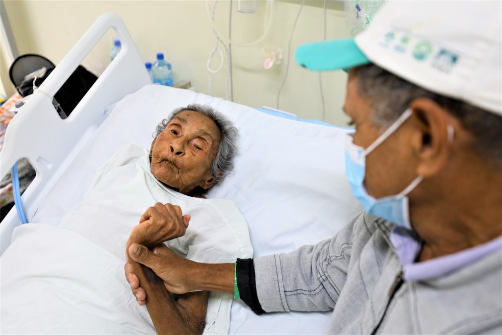 Idosa de 85 anos acorda após um ano de coma em hospital de Cuiabá
