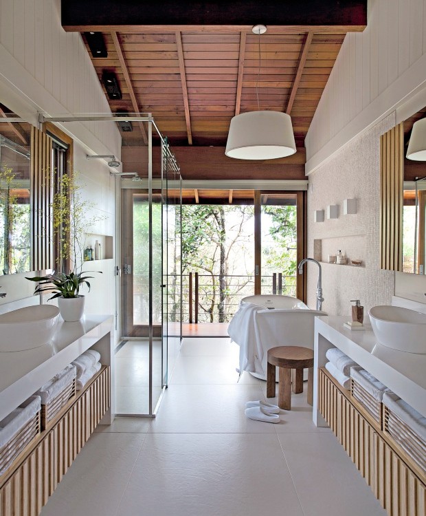 Sala de banho A varanda ao fundo traz a natureza ao interior. Armários projetados pela HZ Móveis receberam portas de lâmina de bambu ripadas (Foto: Marco Antonio / Editora Globo)