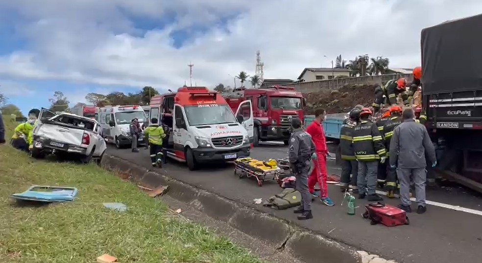 Acidente com três veículos complica trânsito na Rodovia do Contorno em Marília  — Foto: Fábio Modesto/TV TEM