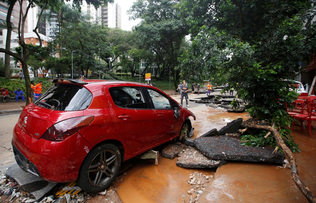Um carro danificado é visto na quarta-feira (29) após enchentes causadas por fortes chuvas em Belo Horizonte  — Foto: Cristiane Mattos/Reuters