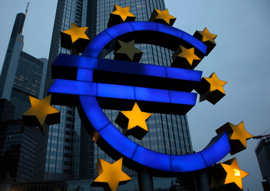 UE Europa Zona do Euro União Europeia BCE Banco Central Europeu - A euro sign sculpture stands outside the European Central Bank (ECB) headquarters in Frankfurt, Germany, on Tuesday, April 30, 2013. The ECB will cut its main refinancing rate 25 basis poin