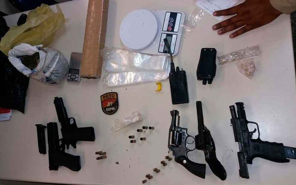 Armas e drogas apreendidas em festa onde quatro morreram em confronto com a polÃ­cia na Bahia (Foto: DivulgaÃ§Ã£o/SSP-BA)