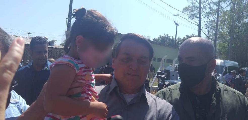 Bolsonaro estava sem máscara e pegou criança no colo em cidade do Vale do Ribeira — Foto: Arquivo Pessoal