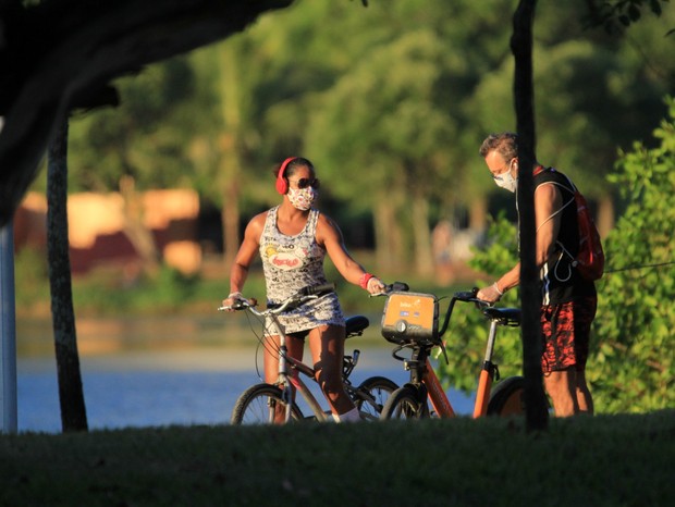 Adriana Bombom passeia de bicicleta com o noivo (Foto: JC Pereira/ AgNews)