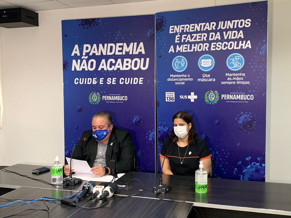 Secretário estadual de Saúde, André Longo, e Ana Catarina Melo falaram sobre vacinação contra Covid-19, nesta quinta (9), no Recife — Foto: Priscilla Aguiar/g1