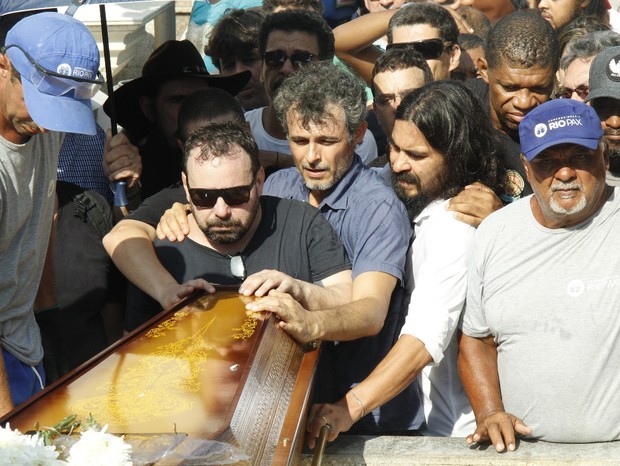 Corpo de Caio Junqueira é sepultado no Rio (Foto: AgNews)