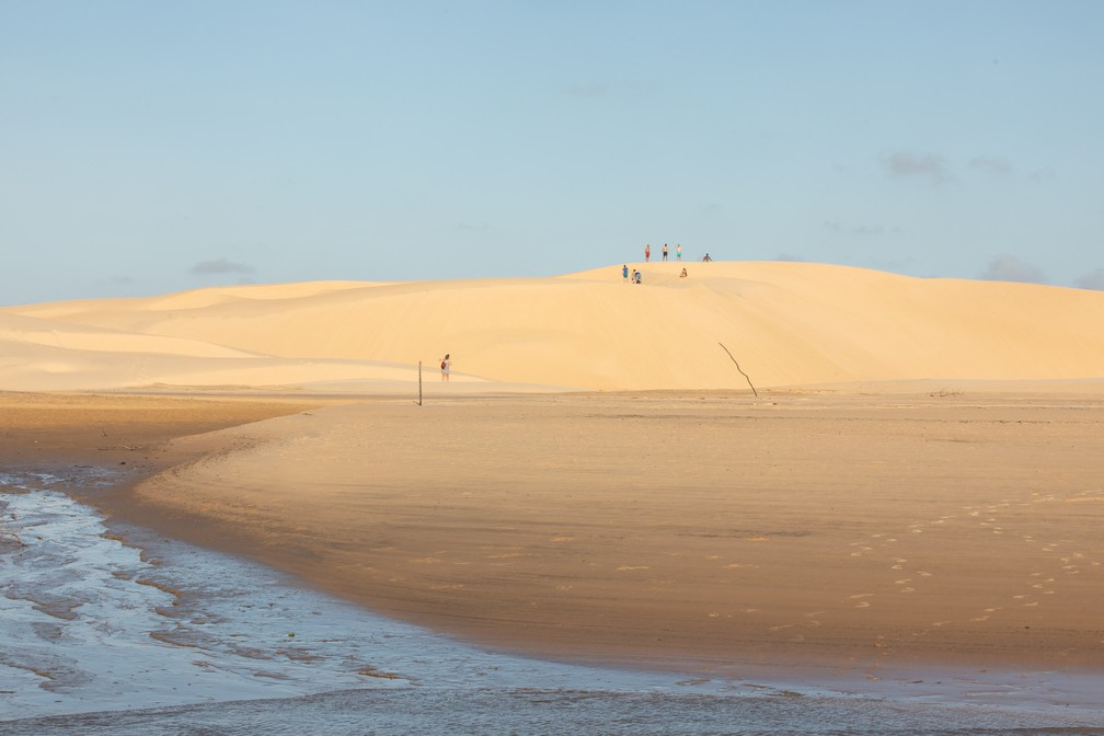 Há dunas - não tão grandes como as dos Lençóis Maranhenses - em dado momento da navegação do Rio Parnaíba — Foto: Celso Tavares/G1