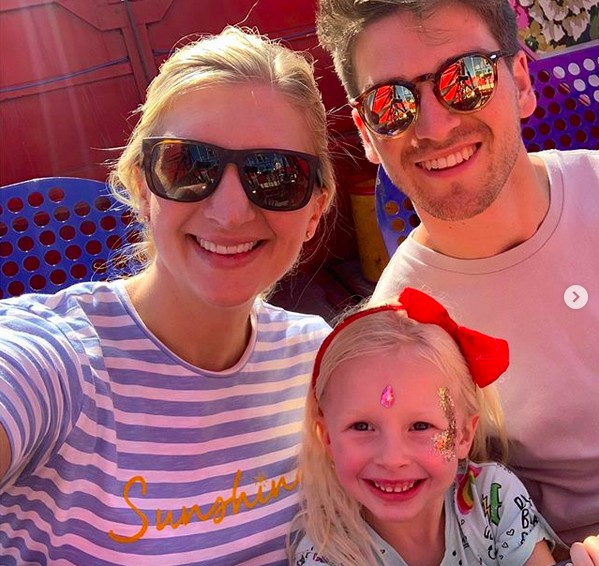 A nadadora inglesa Rebecca Adlington com a filha e o namorado (Foto: Instagram)