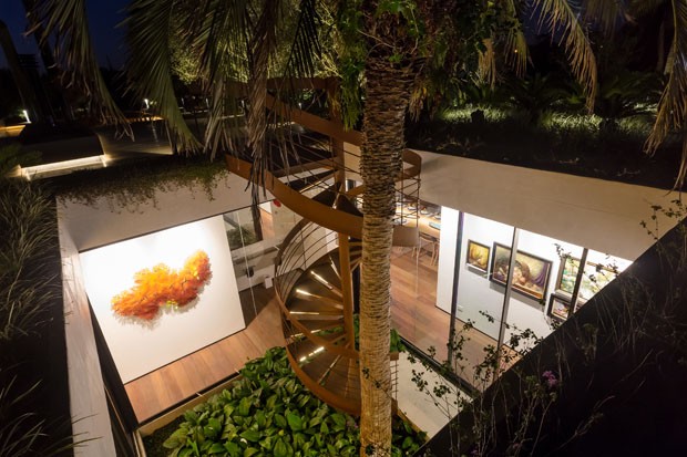 Casa de 1400 m² abre-se para a natureza com vista para o pôr do sol (Foto: SLA PhotoStudio/Divulgação)