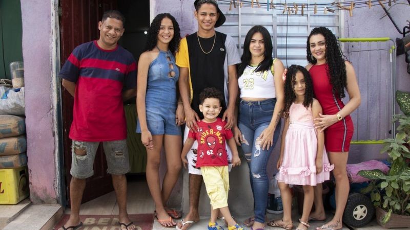 'É uma grande vitória para todos os moradores', diz Robenilton Rosa dos Santos, à esquerda na foto tirada com toda sua família (Foto: Caio Castor via BBC News)