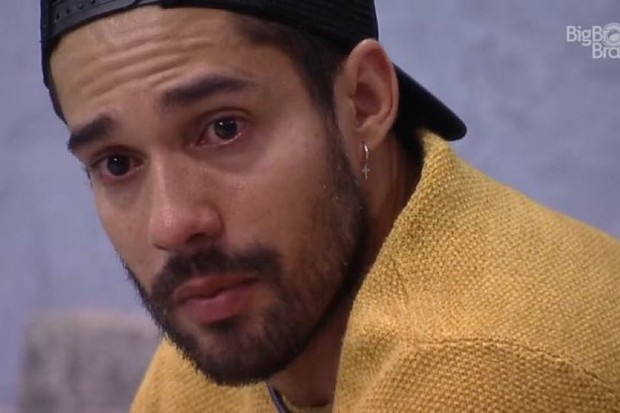 Arcrebiano chora em conversa com Karol Conká no BBB21 (Foto: TV Globo/Reprodução)