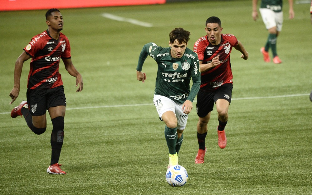 Reencontro com o Athletico e a chance de fazer história com o Palmeiras na Recopa: entrevista com Raphael Veiga