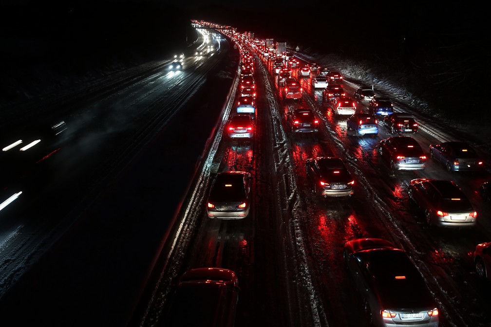 Congestionamento após forte nevasca na região de Duesseldorf, Alemanha (Foto: David Young/dpa/AFP)