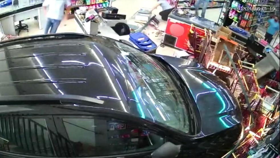 Carro desgovernado invade supermercado e quase atinge funcionária em Itaí — Foto: Câmera de Segurança 