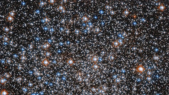 Hubble captura imagem incrível de aglomerado com mais de 100 mil estrelas