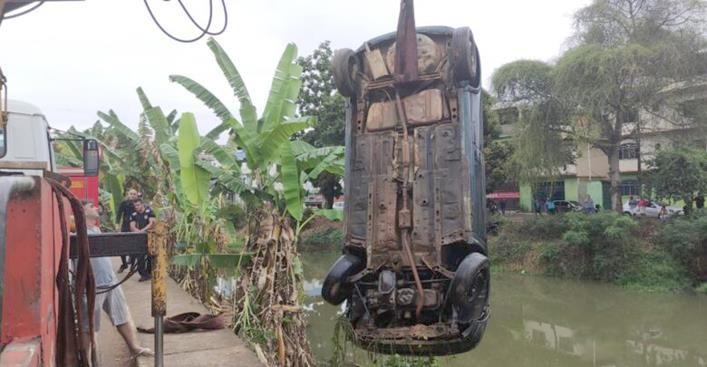 Carro cai dentro de rio em Muriaé e motorista é encontrado sem vida