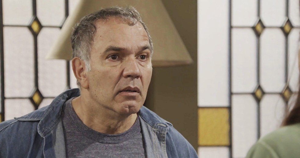 Herculano (Humberto Martins) fica decepcionado com desempenho de Manuzita (Isabelle Drummond), em 'Verão 90' — Foto: TV Globo