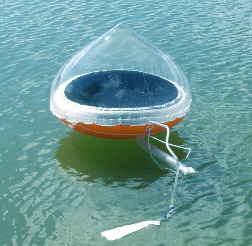 Callahan usou um purificador solar como esse, que converte água do mar em água potável: 'Levou um bom tempo para eu aprender a usá-lo, e produzir cerca de meio litro de água por dia' — Foto: Reprodução/BBC