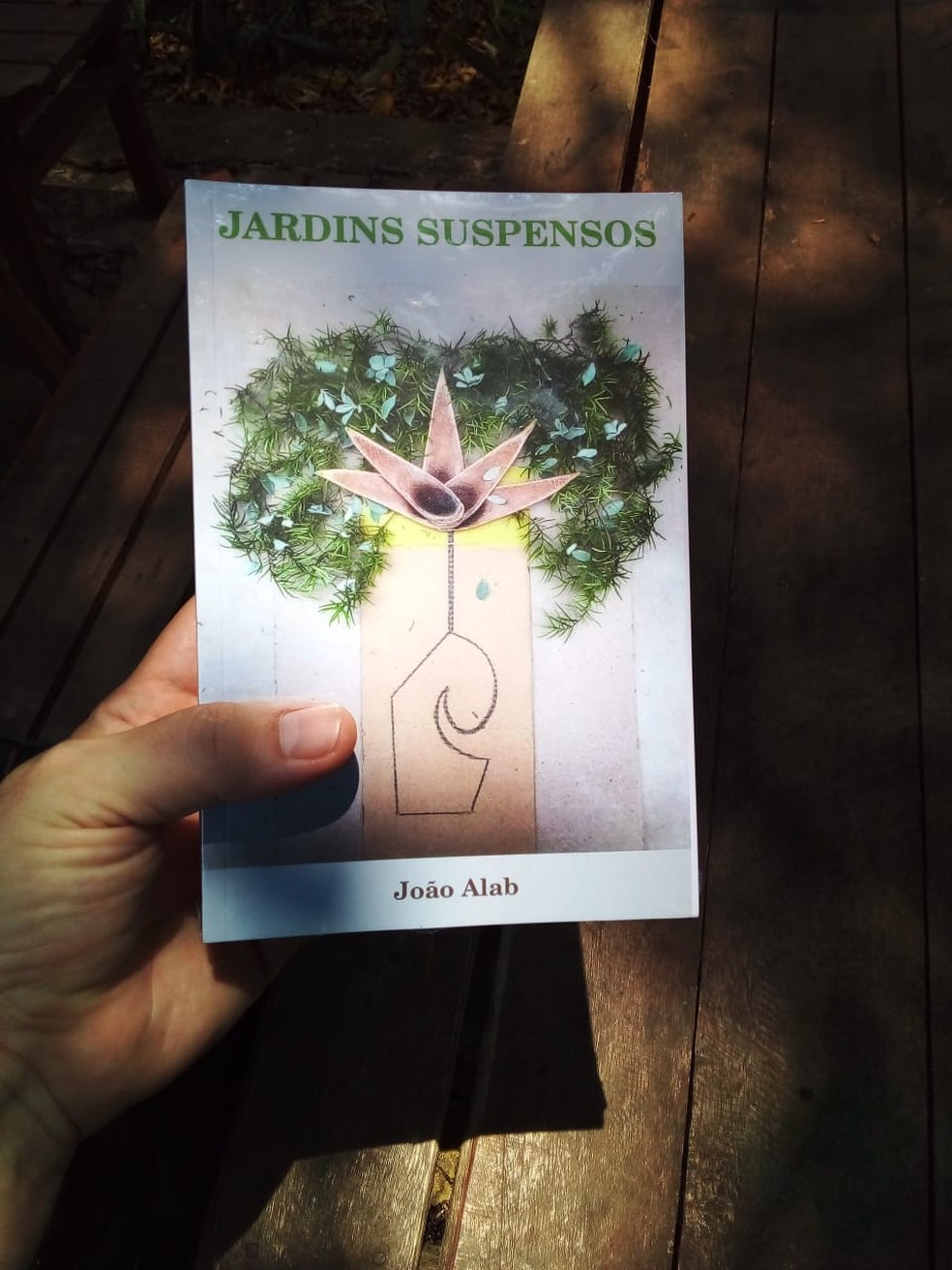 João também é autor do livro de poesias ‘Jardins Suspensos’  — Foto: Arquivo pessoal 