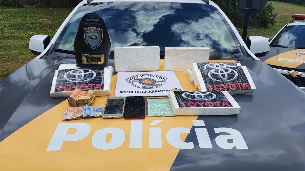 Dupla é presa com tabletes de pasta base de cocaína em rodovia de Itatiba — Foto: Divulgação/Polícia Rodoviária