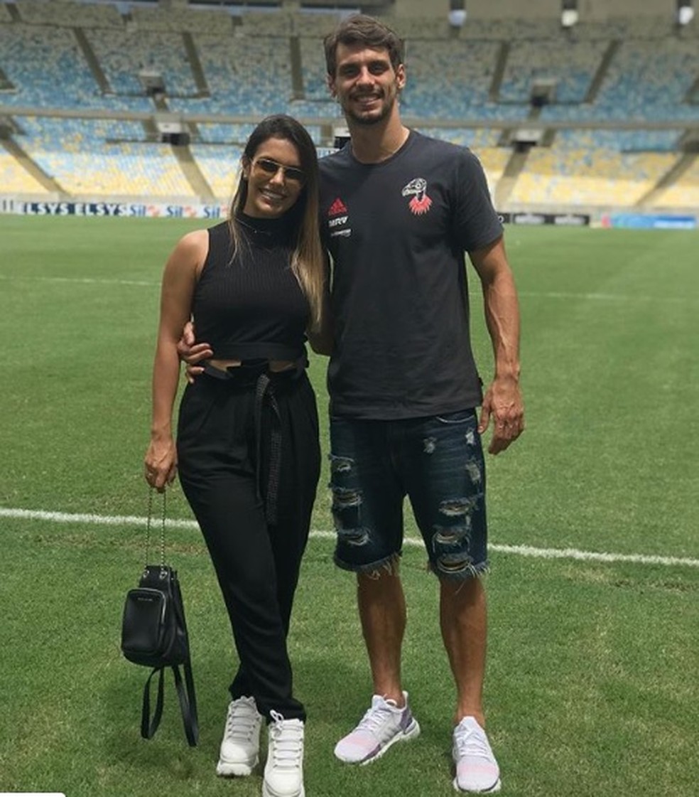 Rodrigo Caio e a esposa Tayane no gramado do MaracanÃ£: parceria pelo Flamengo â€” Foto: Arquivo Pessoal