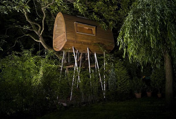 A 'nut room', casa na árvore em formato de nozes feita em Düsseldorf, na Alemanha (Foto: Divulgação)