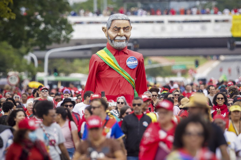 Público chega para posse de Lula, em Brasília, neste domingo (1º) — Foto: Gustavo Moreno/AP