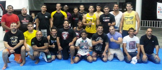 Turma de lutadores que participaram da aula de Adriano Martins, do UFC (Foto: Tércio Neto/GloboEsporte.com)