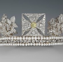 Há uma série de coroas entre as peças expostas — Foto: Reprodução