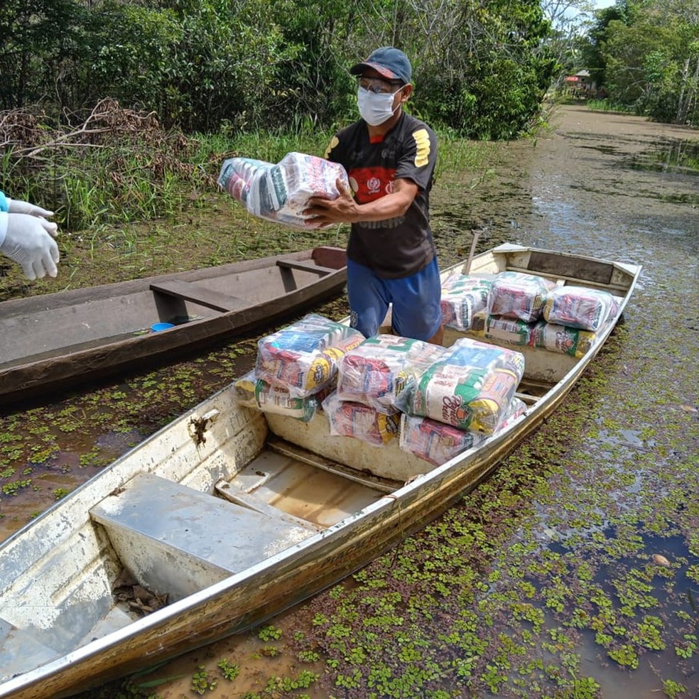 Entrega de cestas pela Fundação Amazonas Sustentável em Manaus. A heterogeneidade no contágio pode explicar o recuo da epidemia no Amazonas — Foto: Reprodução