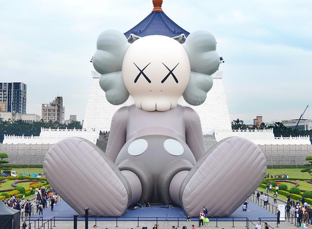 Kaws apresenta sua maior obra até hoje, em Taipei (Foto: Reprodução/Instagram)