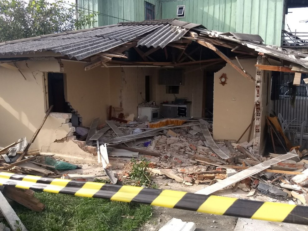 Parte da casa foi destruída (Foto: Amanda Menezes/RPC)