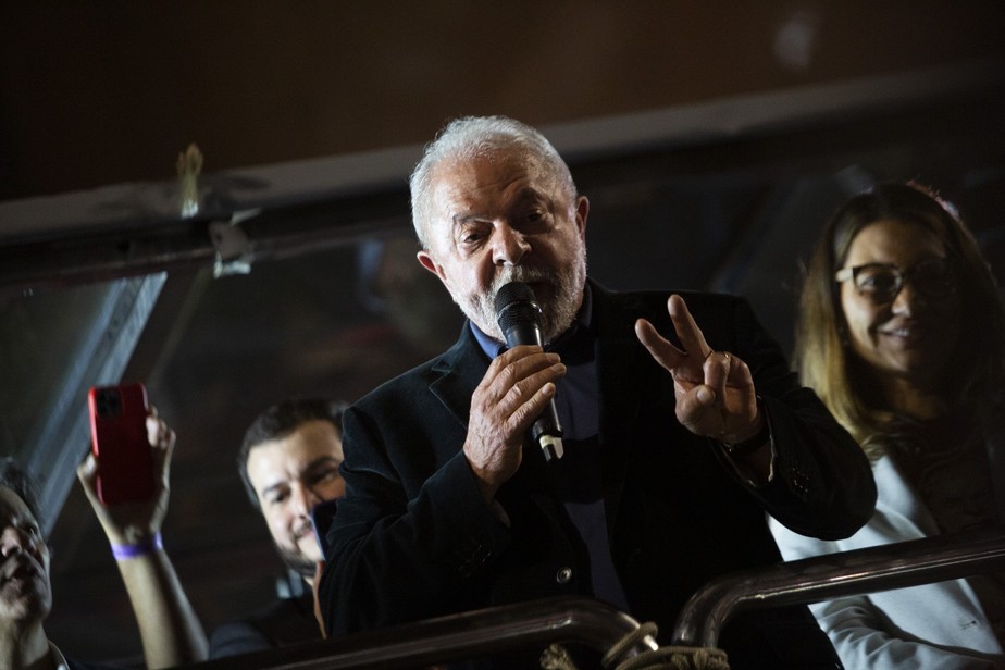 Luiz Inácio Lula da Silva, candidato à Presidência pelo PT, durante discurso a apoiadores na Avenida Paulista