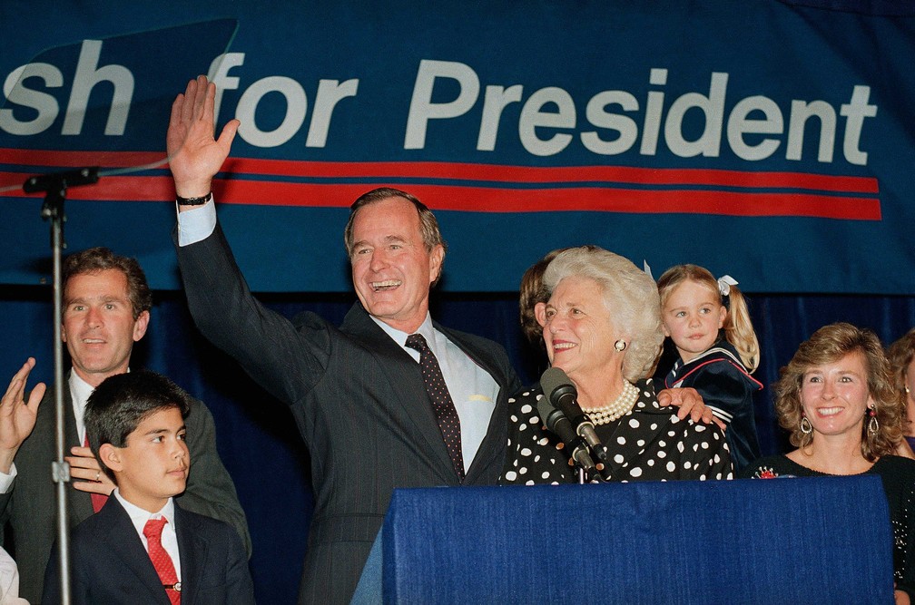 George H.W. Bush e sua esposa Barbara, com seu filho George W. Bush, durante a campanha presidencial — Foto: Ed Kolenovsky / Arquivo / AP Photo