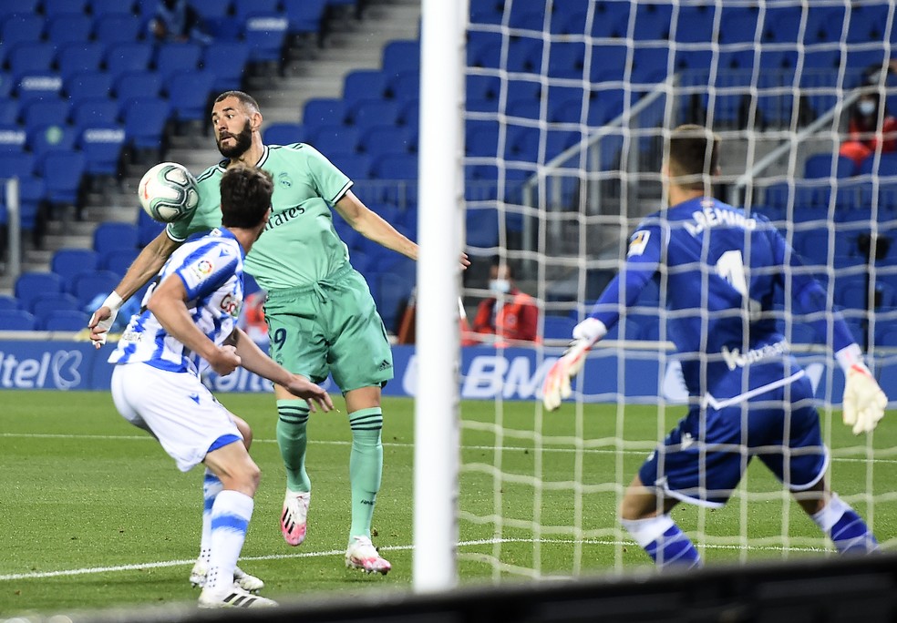 Benzema, em lance do gol do Real Madrid contra a Real Sociedad: toque no ombro, segundo a arbitragem — Foto: Juan Manuel Serrano Arce/Getty Images