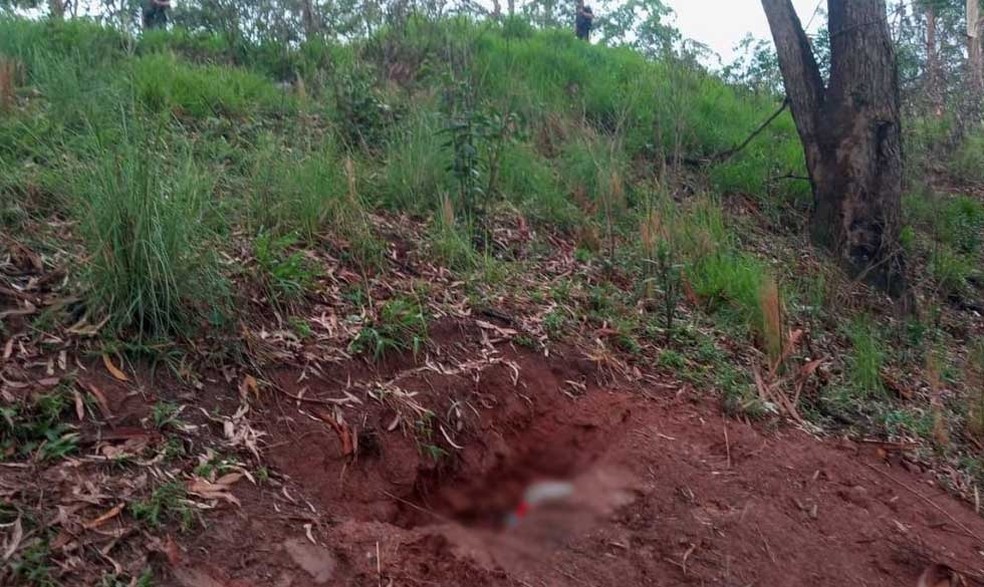 GCM localiza corpos em cemitério clandestino na Zona Sul de SP — Foto: Divulgação/GCM